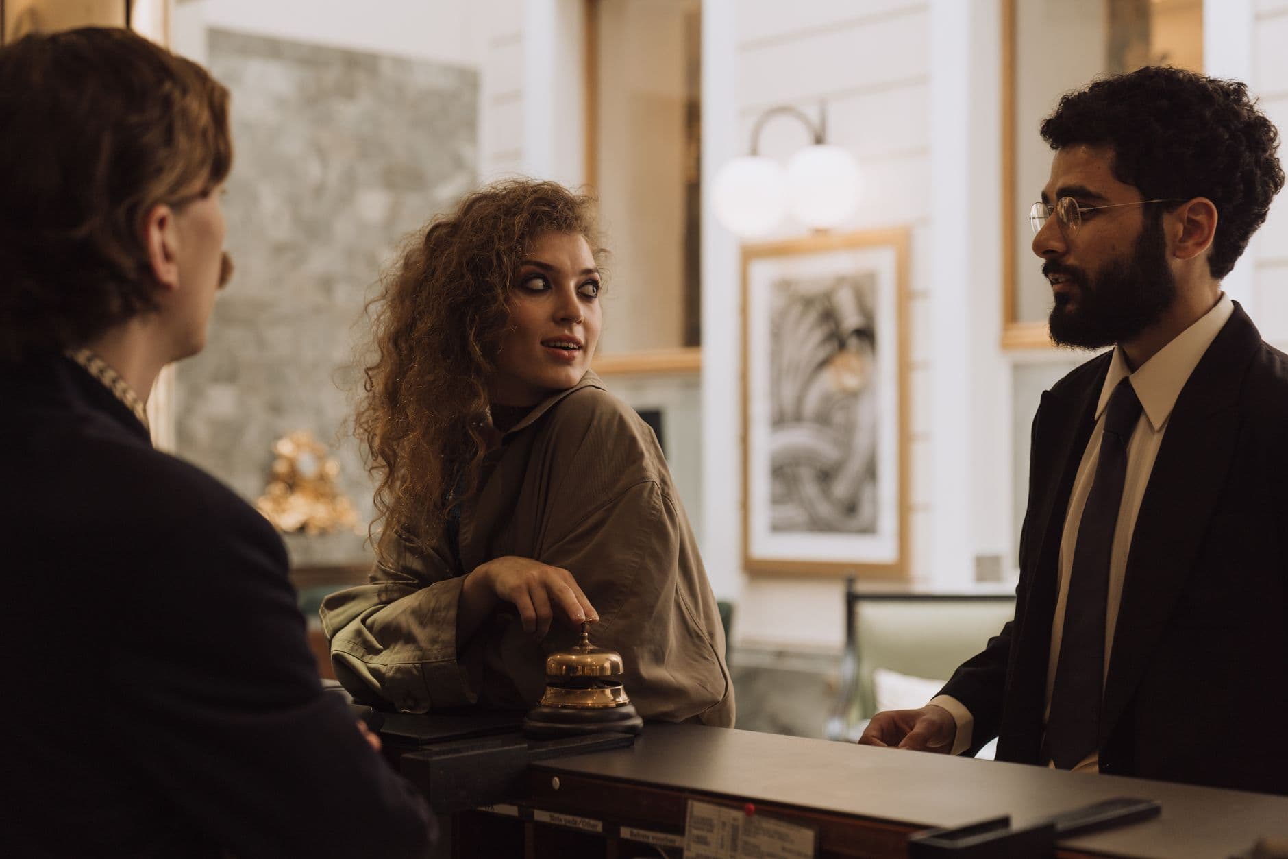 Concierge Airbnb gerant plusieurs appartements sur tablette avec cles et linge
