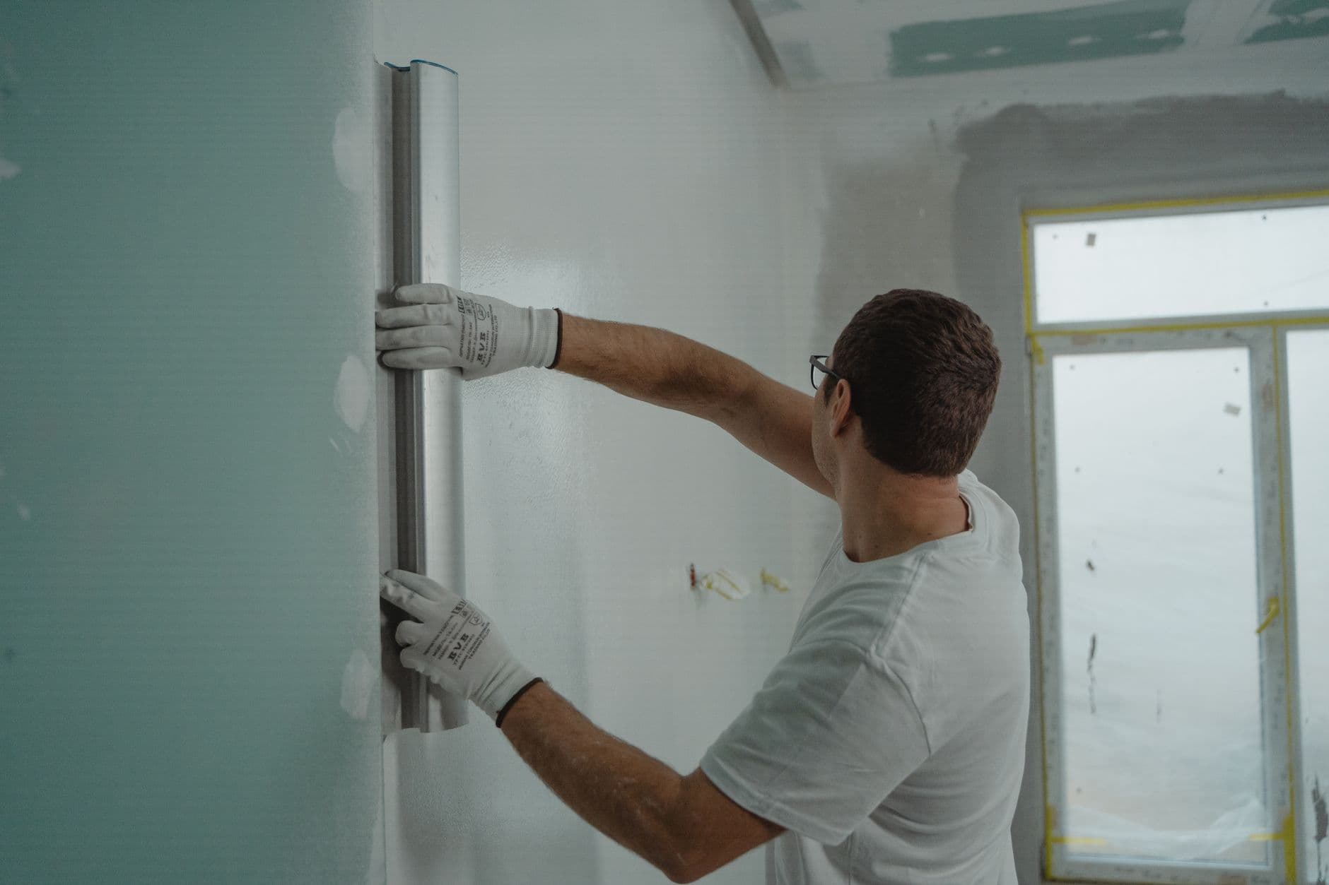 Comparaison de trois devis travaux sur une table avec calculatrice et plans de renovation