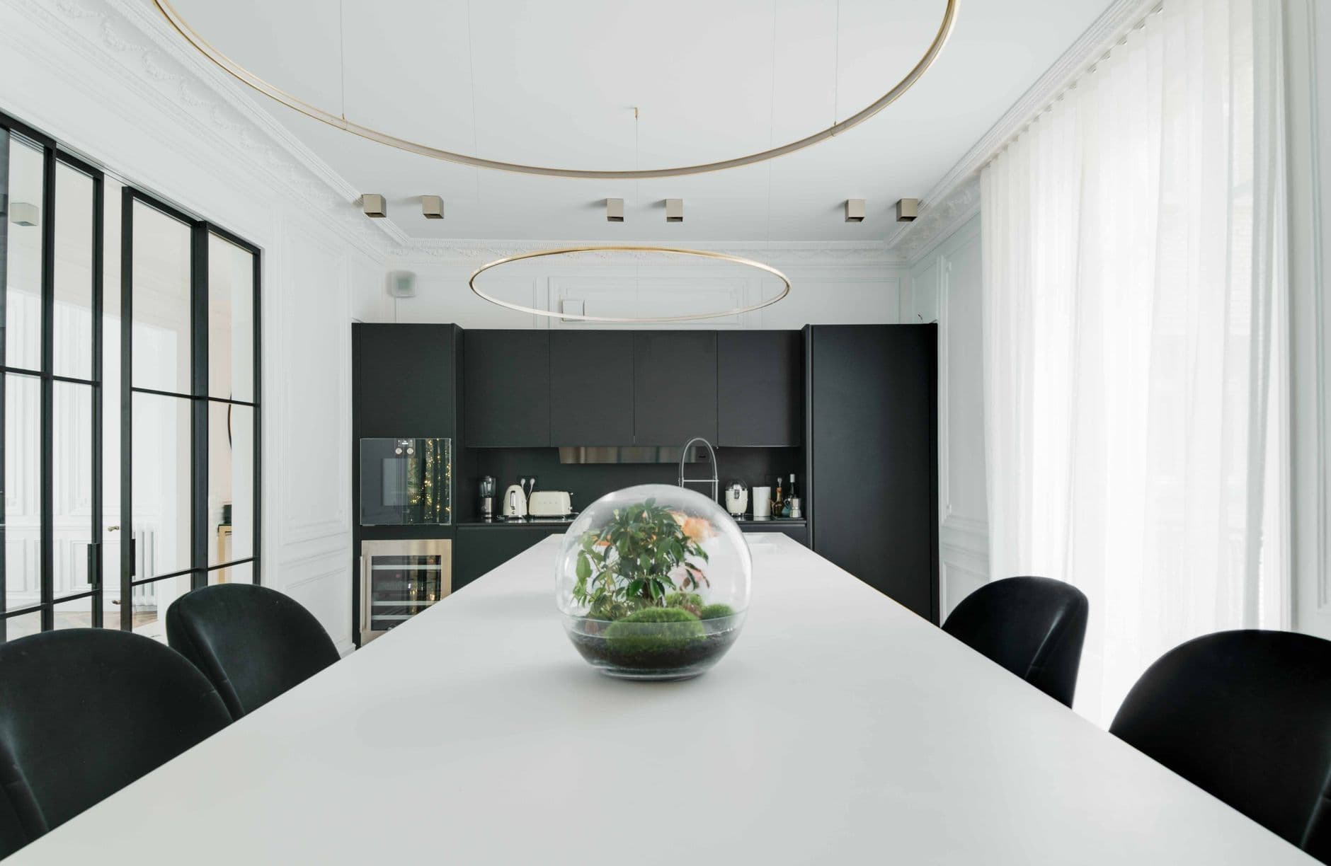 Particulier gerant reservation location courte duree sur ordinateur avec cles appartement