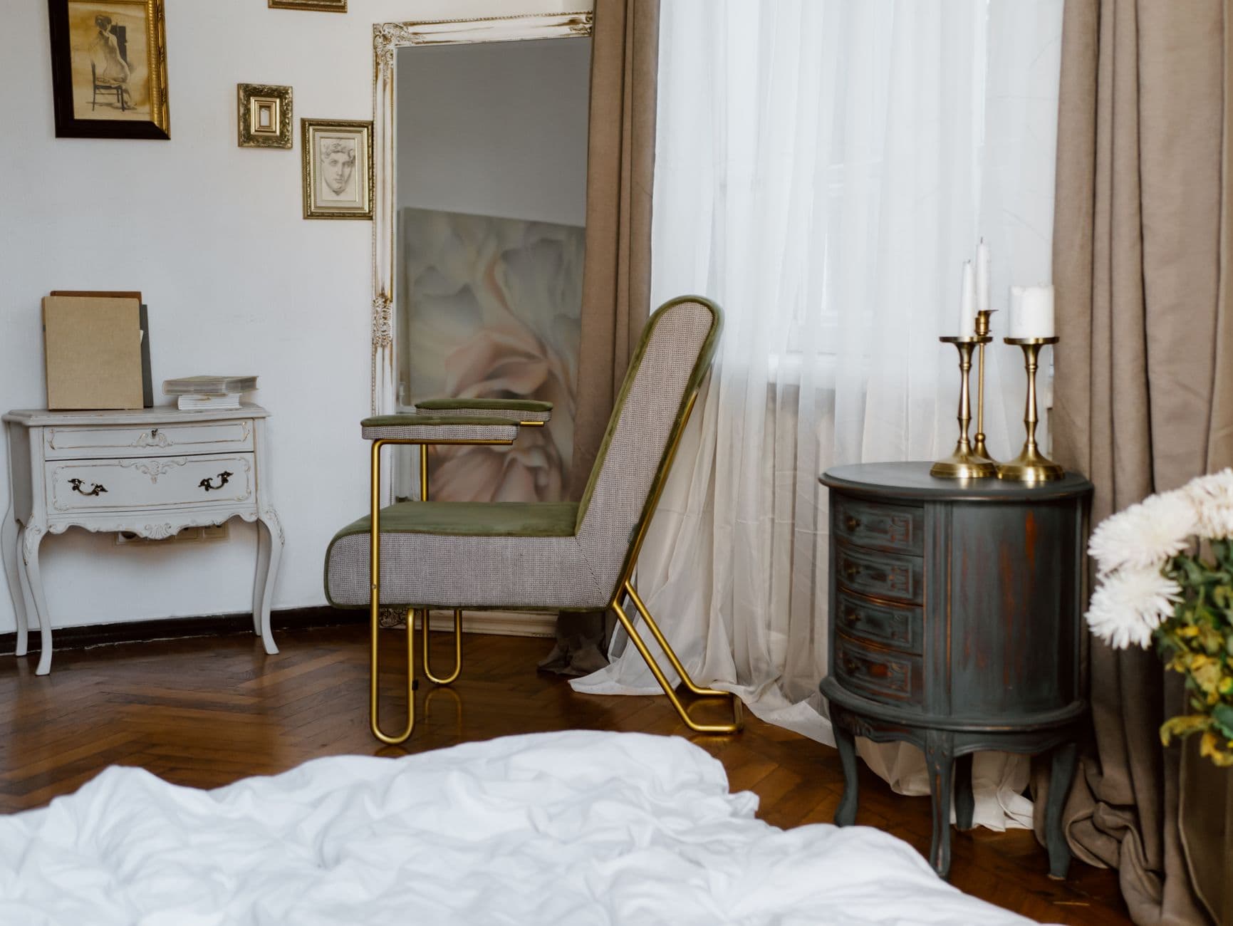 Interieur moderne d'un appartement meuble en location courte duree avec canape et table basse