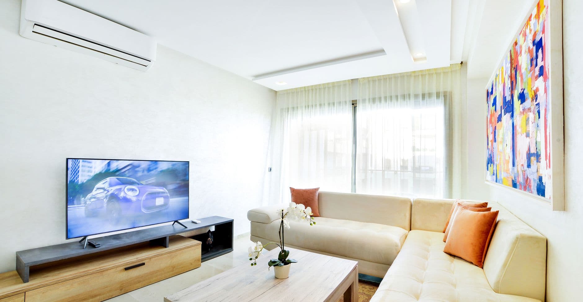 Pompe a chaleur eau air installee avec forage geothermique et diffuseurs d'air dans maison moderne