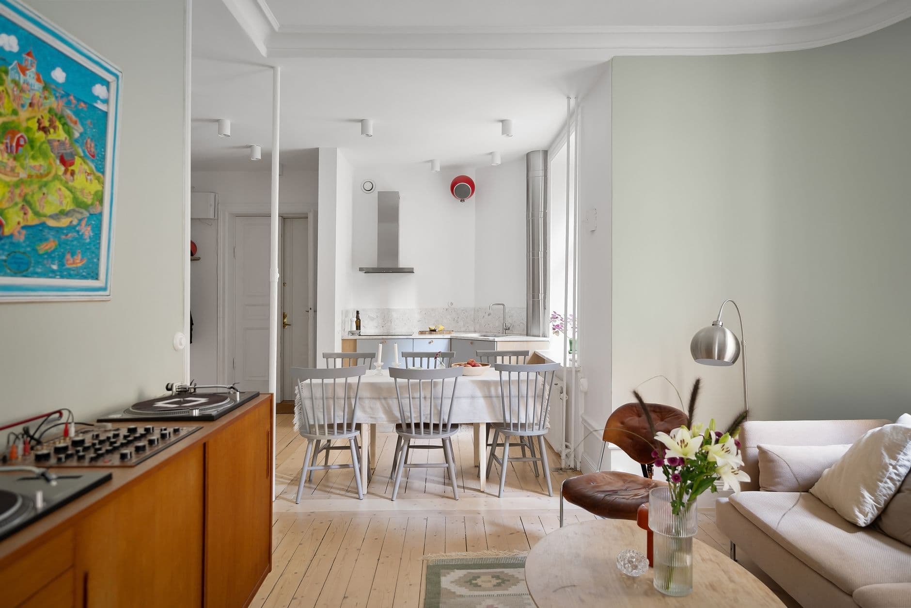 Ascenseur privatif moderne installe dans une maison individuelle avec cabine vitree et finitions contemporaines