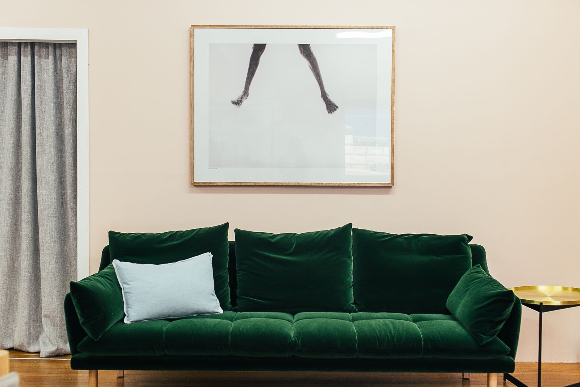 Fenetre double vitrage PVC blanche avec vitrage renforce installee dans un logement moderne renove