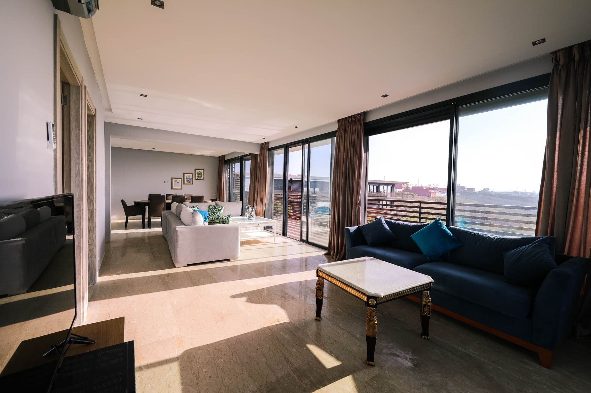 Entrepreneur gerant une sous-location Airbnb depuis son ordinateur portable avec cles d'appartement