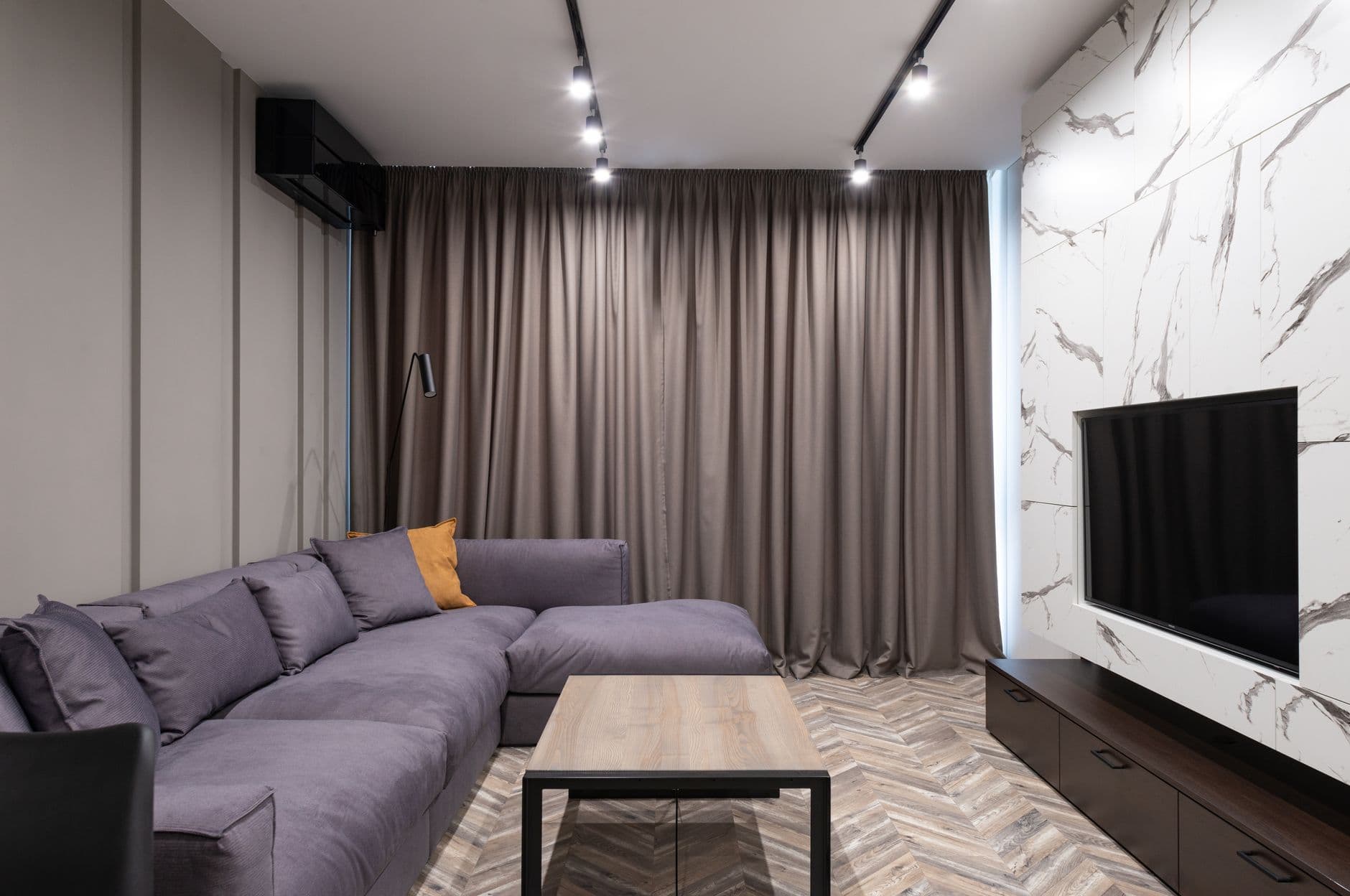 Entrepreneur gerant plusieurs appartements en sous-location professionnelle avec tablette et cles